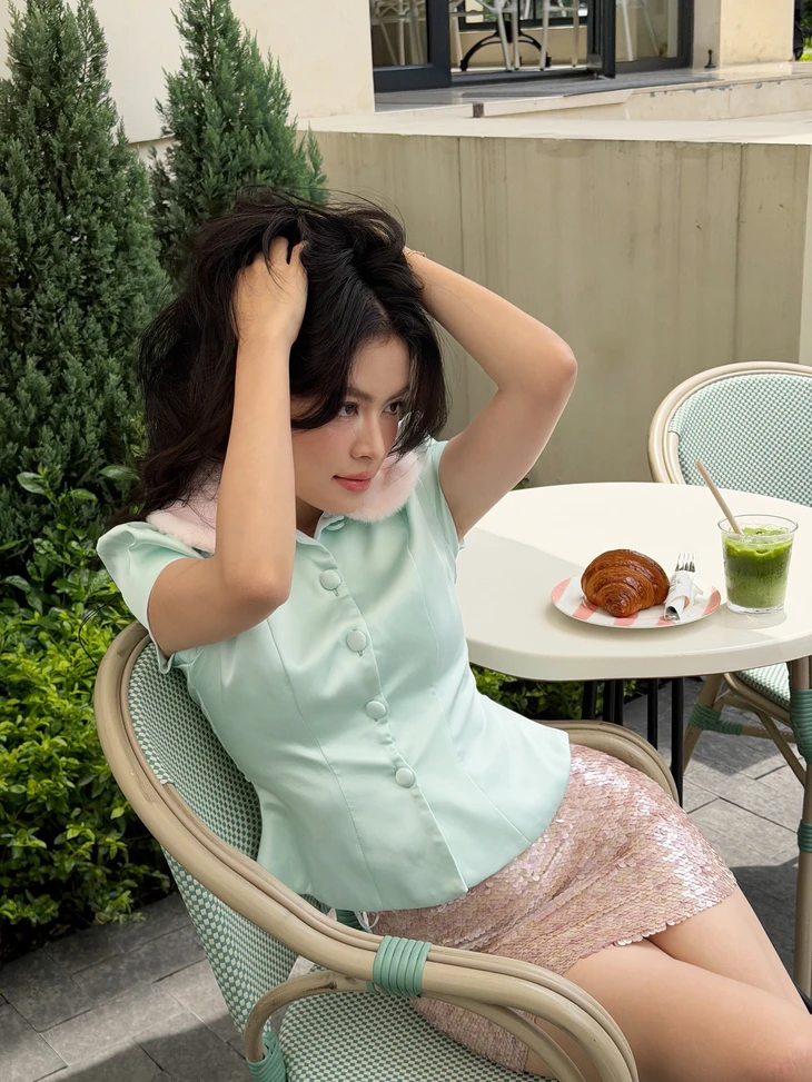 Nhan sắc U40 và cuộc sống 'biết đủ' của Hoàng Thùy Linh  - Ảnh 3.