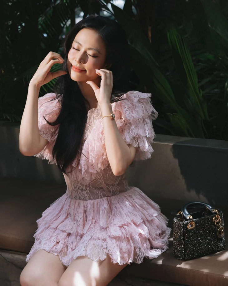 Nhan sắc U40 và cuộc sống 'biết đủ' của Hoàng Thùy Linh  - Ảnh 2.