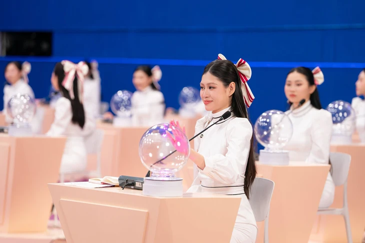 Dược sĩ Tiến 'biến hình', khán giả gọi Hoa khôi Sinh viên Việt Nam là 'học viện phép thuật' - Ảnh 2.