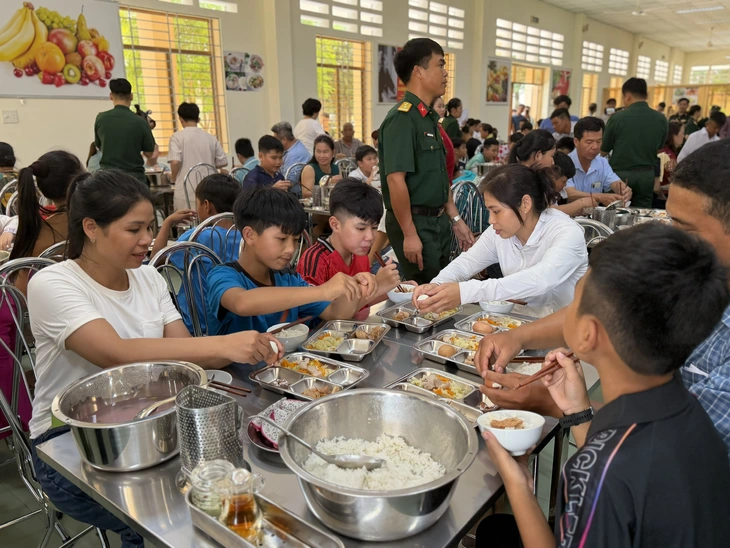 Phụ huynh thức trắng đêm, 1h sáng đưa con nhập học trường đặc biệt ở TP.HCM - Ảnh 4.