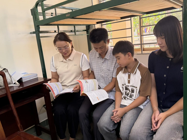 Phụ huynh thức trắng đêm, 1h sáng đưa con nhập học trường đặc biệt ở TP.HCM - Ảnh 3.