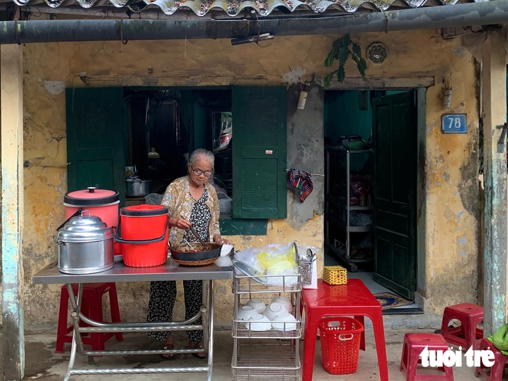 Ghé quán mệ Sa, thưởng thức vị cháo gạo đỏ cá kho keo đặc biệt xứ Huế - Ảnh 1.