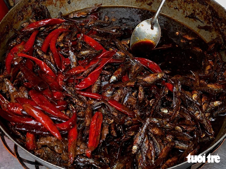 Ghé quán mệ Sa, thưởng thức vị cháo gạo đỏ cá kho keo đặc biệt xứ Huế - Ảnh 3.