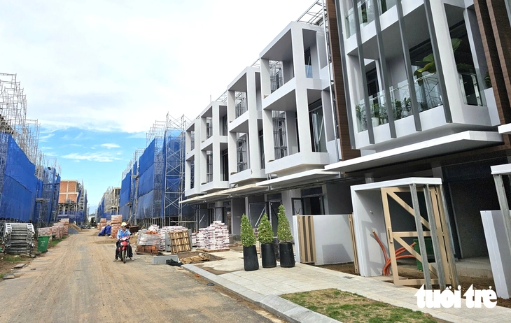 Kiến nghị số hoá để 'gỡ nghẽn' khi 5 tháng mà TP.HCM chỉ cấp mới được 15 sổ hồng - Ảnh 1.