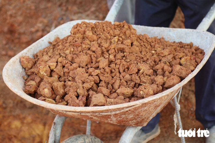 Cận cảnh khai quật mộ gạch cổ thấy kiếm, đồ gốm, tiền cổ - Ảnh 14.