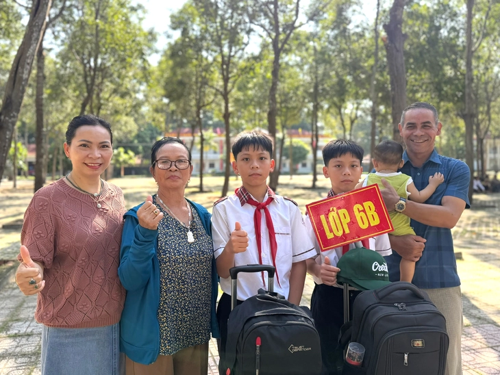 Phụ huynh thức trắng đêm, 1h sáng đưa con nhập học trường đặc biệt ở TP.HCM - Ảnh 5.