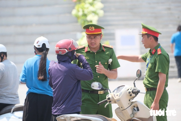Thí sinh Tuyên Quang làm thủ tục thi lại, phụ huynh động viên 'sức đến đâu làm đến đó' - Ảnh 4.