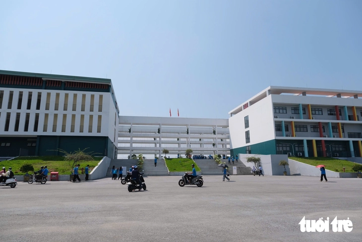 Thí sinh Tuyên Quang làm thủ tục thi lại, phụ huynh động viên 'sức đến đâu làm đến đó' - Ảnh 6.