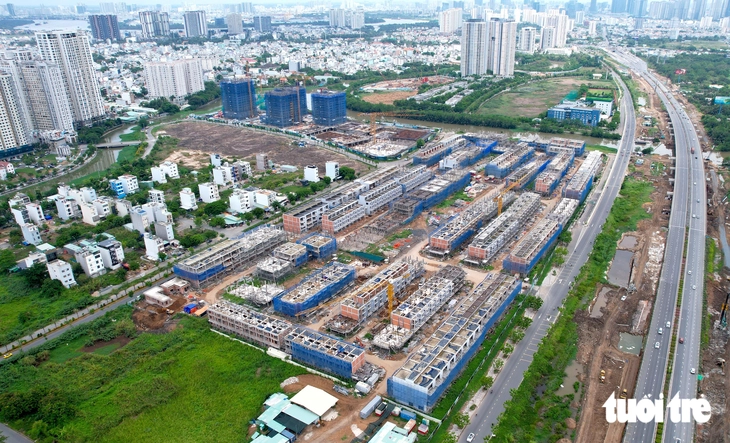 Sau 7 tháng, TP.HCM giải quyết 43.946 hồ sơ cấp sổ hồng - Ảnh 1.