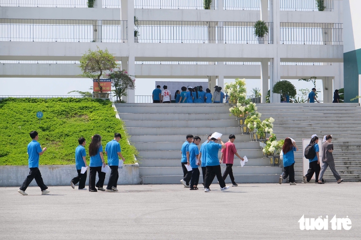 Sáng nay thí sinh chuyên Tuyên Quang dự thi ngữ văn kỳ thi tốt nghiệp lại - Ảnh 2.