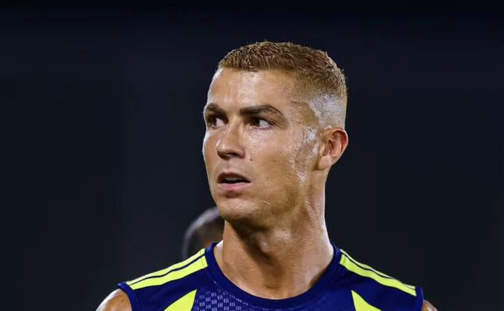 Ronaldo thay đổi kiểu tóc sau khi cưới vợ, chuẩn bị chinh phục cột mốc 1000 bàn thắng - Ảnh 1.