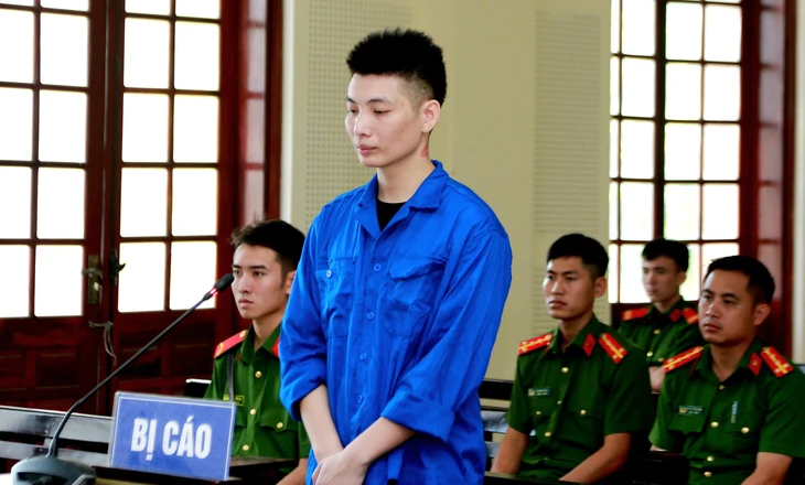 Người đàn ông dùng dao đâm 4 nhân viên y tế lĩnh 15 năm tù - Ảnh 1.
