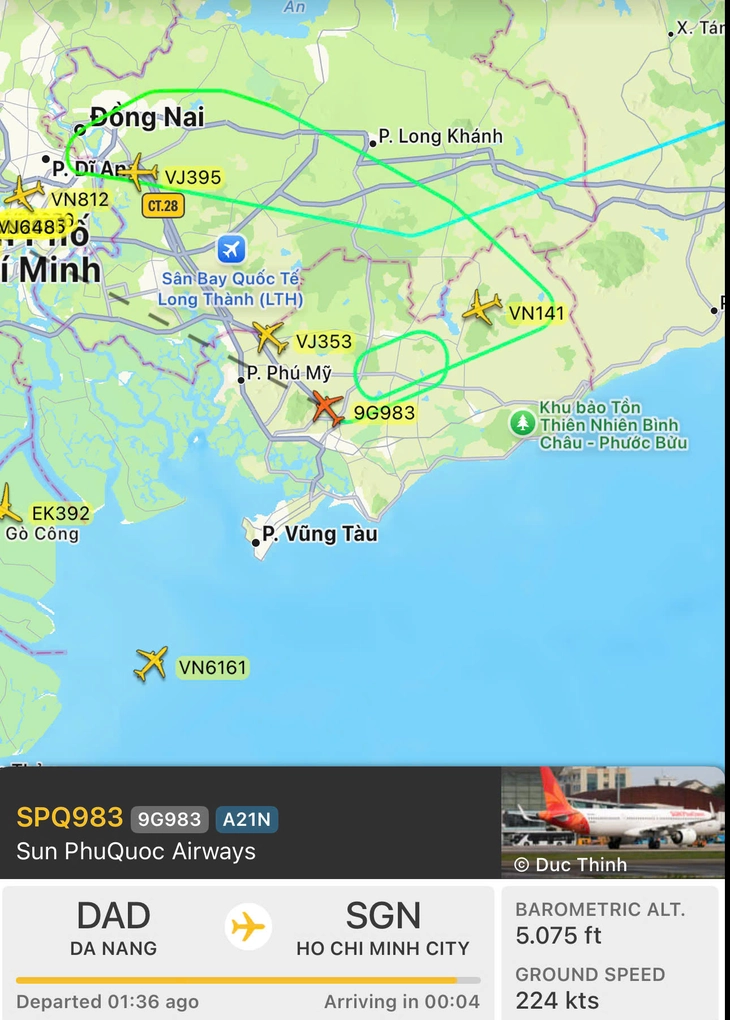 Ba chiếc diều ở độ cao 400m gắn đèn chớp, nhiều chuyến bay đến Tân Sơn Nhất phải bay chờ - Ảnh 1.