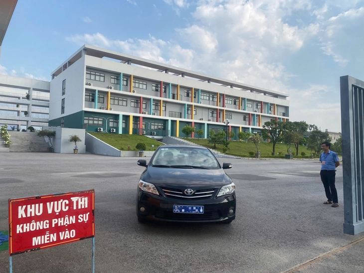 An ninh thắt chặt tại điểm thi 328 thí sinh thi lại ở Tuyên Quang - Ảnh 1.