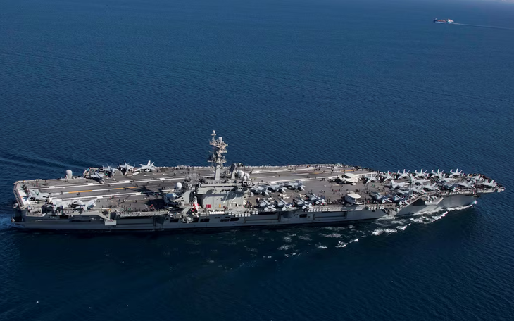 Ông Hùng Cao bị chất vấn sau vụ thủy thủ Mỹ cố nhảy khỏi tàu sân bay USS Abraham Lincoln - Ảnh 4.
