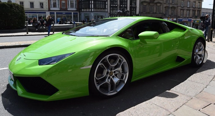 Dùng Lamborghini làm xe taxi, mỗi chuyến có thể tính phí hàng chục triệu - Ảnh 2.