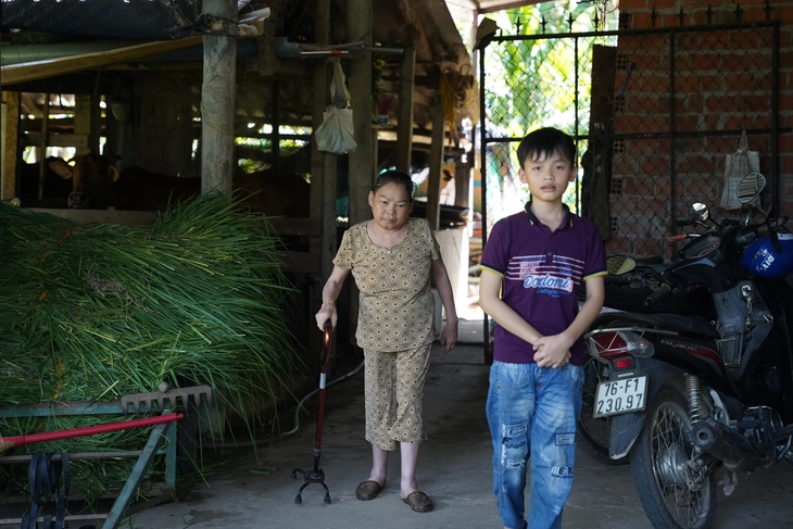 Dắt chú bò giống về tận xóm trao cho hai bà cháu cùng bệnh ung thư - Ảnh 3.