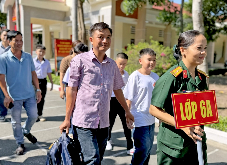 Phụ huynh thức trắng đêm, 1h sáng đưa con nhập học trường đặc biệt ở TP.HCM - Ảnh 2.