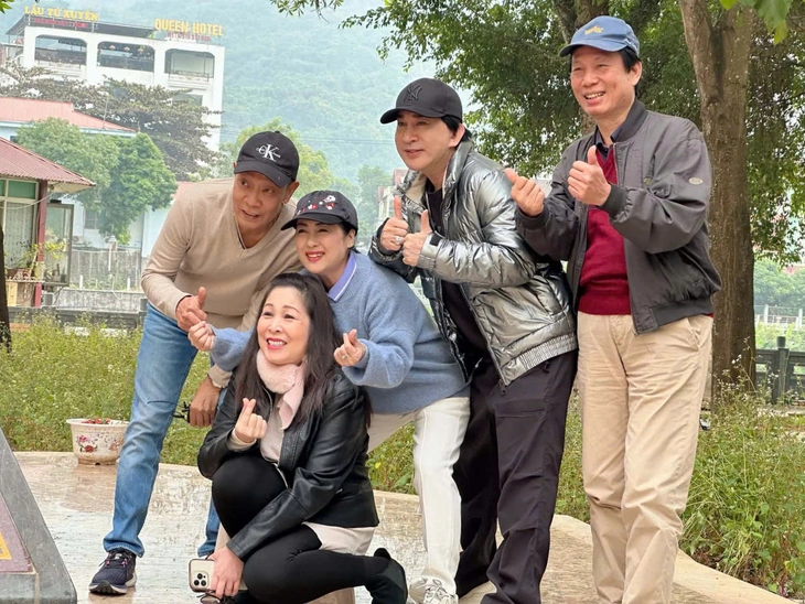 Hồng Vân dùng ‘sức nặng’ để giải cứu Lại Văn Sâm, khán giả cười đau bụng - Ảnh 1.