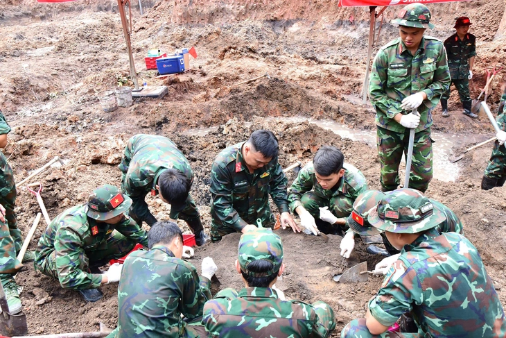 Tổng lực tìm kiếm hài cốt liệt sĩ tại cả hai khu vực bên trong công viên Lê Thị Riêng - Ảnh 1.