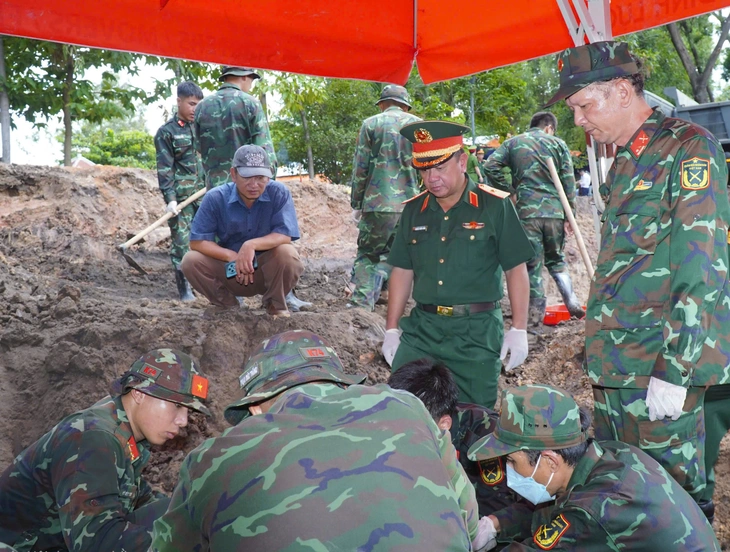 Tổng lực tìm kiếm hài cốt liệt sĩ tại cả hai khu vực bên trong công viên Lê Thị Riêng - Ảnh 2.