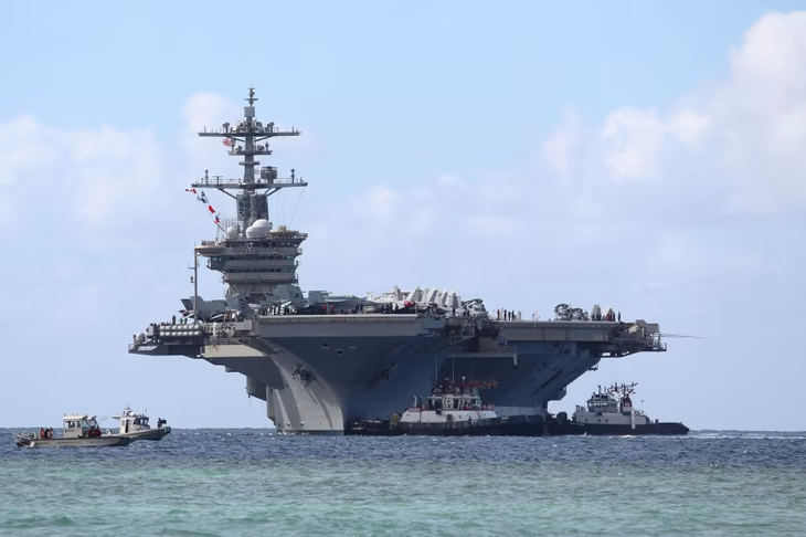 Thủy thủ tàu sân bay USS Abraham Lincoln rơi xuống biển, được cứu trong vòng một giờ - Ảnh 1.