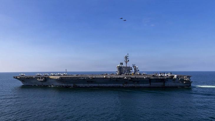 Ông Hegseth bác bỏ các điều kiện tồi tệ trên tàu sân bay USS Abraham Lincoln - Ảnh 1.