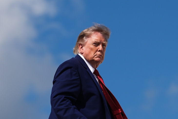 Tàu sân bay USS Abraham Lincoln lênh đênh suốt 9 tháng, ông Trump nói 'chưa đủ lâu' - Ảnh 1.