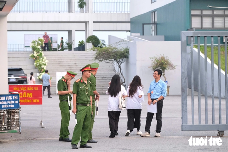 Sáng nay hơn 300 thí sinh chuyên Tuyên Quang dự thi môn văn kỳ thi tốt nghiệp lần 2 - Ảnh 1.