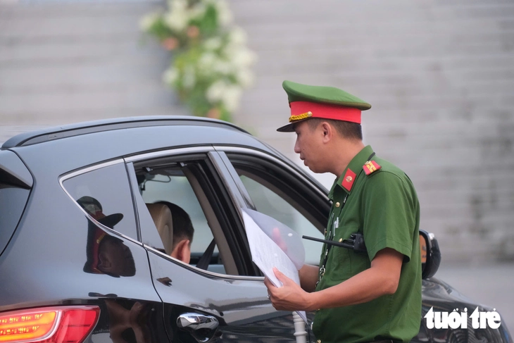 Sáng nay hơn 300 thí sinh chuyên Tuyên Quang dự thi môn văn kỳ thi tốt nghiệp lần 2 - Ảnh 2.