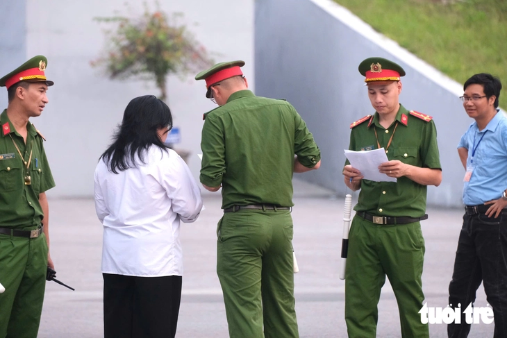 Sáng nay hơn 300 thí sinh chuyên Tuyên Quang dự thi môn văn kỳ thi tốt nghiệp lần 2 - Ảnh 3.