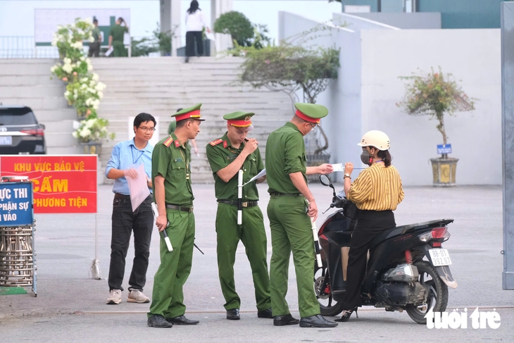 Sáng nay hơn 300 thí sinh chuyên Tuyên Quang dự thi môn văn kỳ thi tốt nghiệp lần 2 - Ảnh 4.