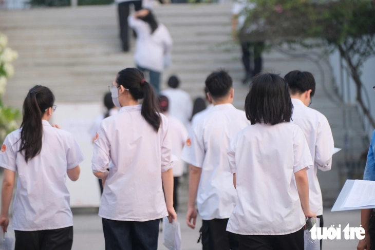 Sáng nay hơn 300 thí sinh chuyên Tuyên Quang dự thi môn văn kỳ thi tốt nghiệp lần 2 - Ảnh 7.