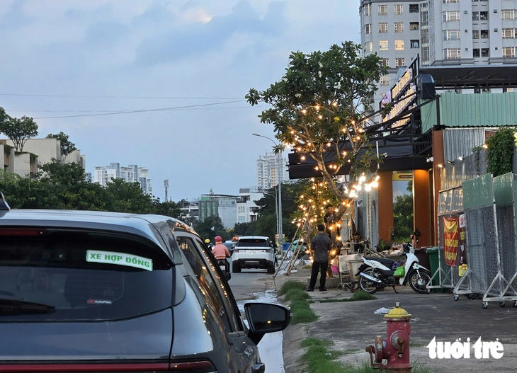 Quán nhậu phát sinh trên đất làm tạm sân thể thao gần trường học ở Bình Trưng: sai chồng sai - Ảnh 2.