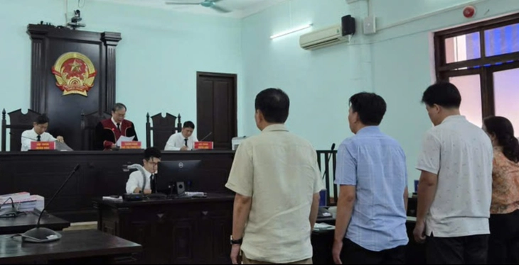 Hoãn tòa vụ cựu phó chánh tòa và cựu phó viện trưởng VKSND TP Huế nhận hối lộ   - Ảnh 1.