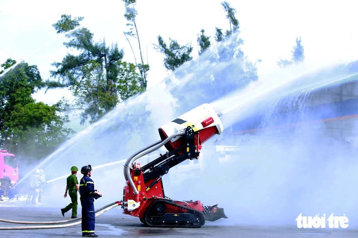 ‘Chiến binh’ robot điều khiển từ xa dập lửa kho xăng dầu - Ảnh 10.