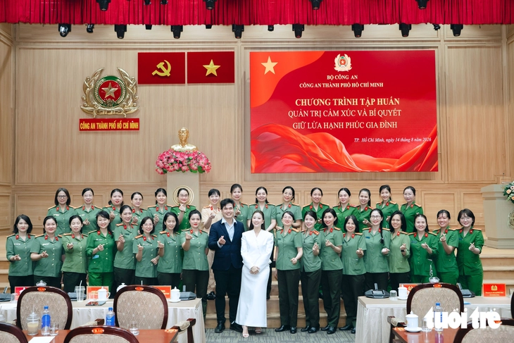 Nữ cán bộ chiến sĩ công an học cách “để việc lại ngoài cửa”, mang bình yên về nhà - Ảnh 1.