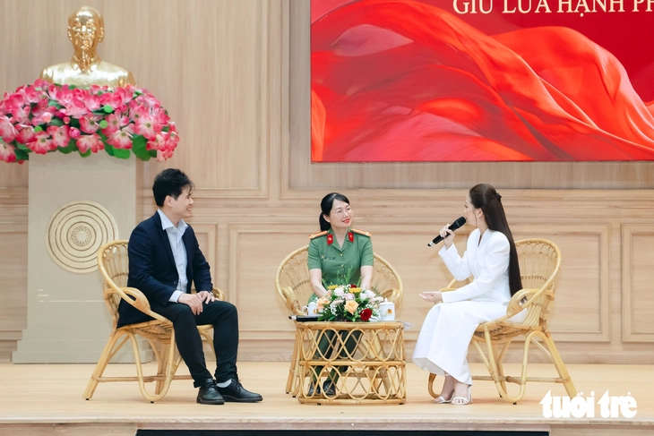 Nữ cán bộ chiến sĩ công an học cách “để việc lại ngoài cửa”, mang bình yên về nhà - Ảnh 2.