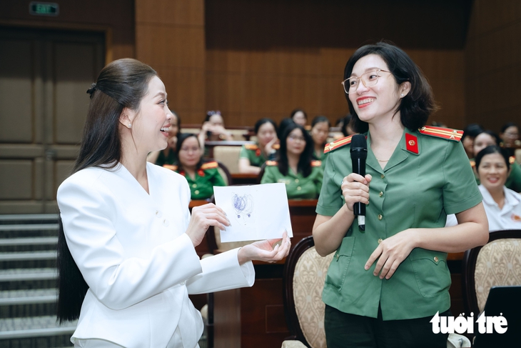 Nữ cán bộ chiến sĩ công an học cách “để việc lại ngoài cửa”, mang bình yên về nhà - Ảnh 3.