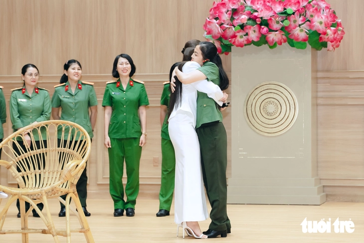 Nữ cán bộ chiến sĩ công an học cách “để việc lại ngoài cửa”, mang bình yên về nhà - Ảnh 4.