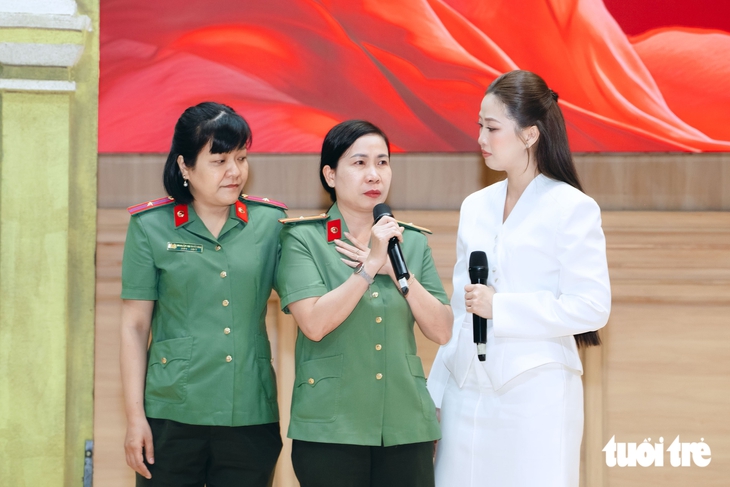 Nữ cán bộ chiến sĩ công an học cách “để việc lại ngoài cửa”, mang bình yên về nhà - Ảnh 5.