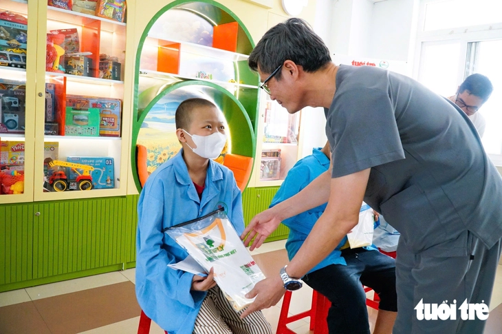 Mẹ bật khóc khi nhận 10 triệu đồng tiền thuốc cho con trai 4 tuổi mắc ung thư - Ảnh 3.