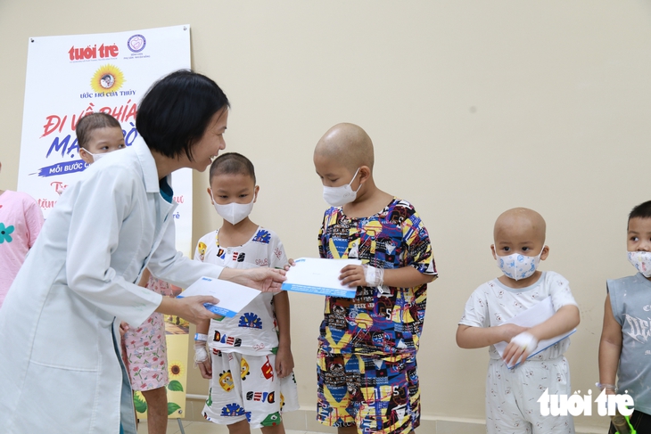 Mẹ bật khóc khi nhận 10 triệu đồng tiền thuốc cho con trai 4 tuổi mắc ung thư - Ảnh 12.