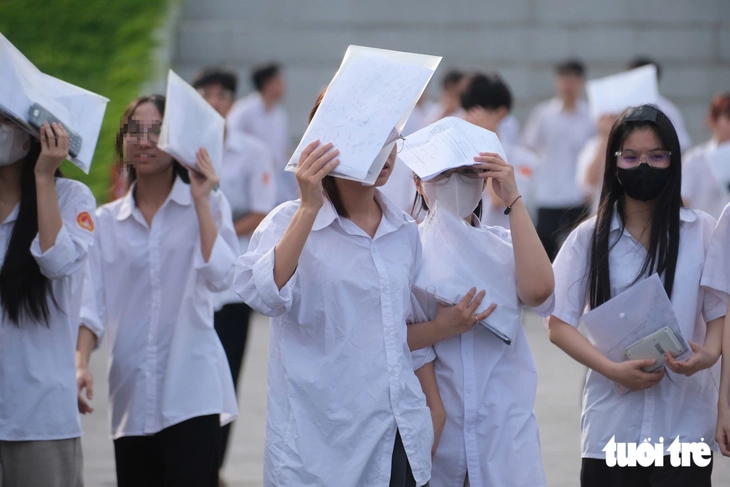 Đề toán thi lại tốt nghiệp ở trường chuyên Tuyên Quang - Ảnh 1.