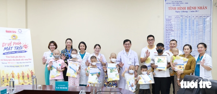 Mẹ bật khóc khi nhận 10 triệu đồng tiền thuốc cho con trai 4 tuổi mắc ung thư - Ảnh 1.