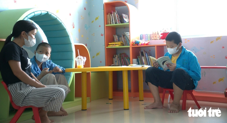 Mẹ bật khóc khi nhận 10 triệu đồng tiền thuốc cho con trai 4 tuổi mắc ung thư - Ảnh 10.