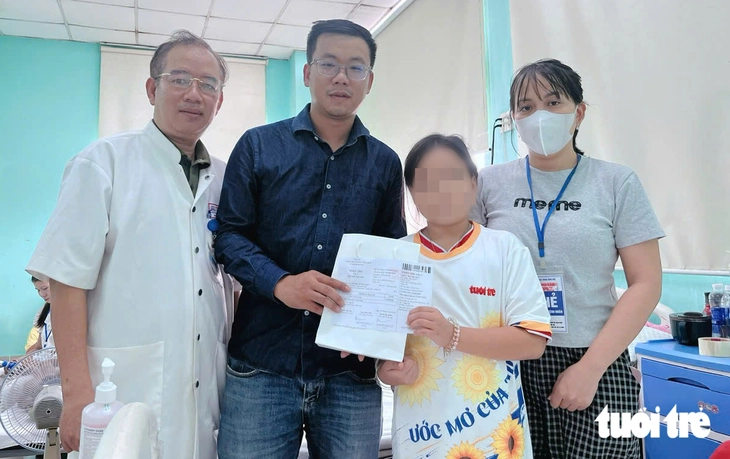 Mẹ bật khóc khi nhận 10 triệu đồng tiền thuốc cho con trai 4 tuổi mắc ung thư - Ảnh 2.