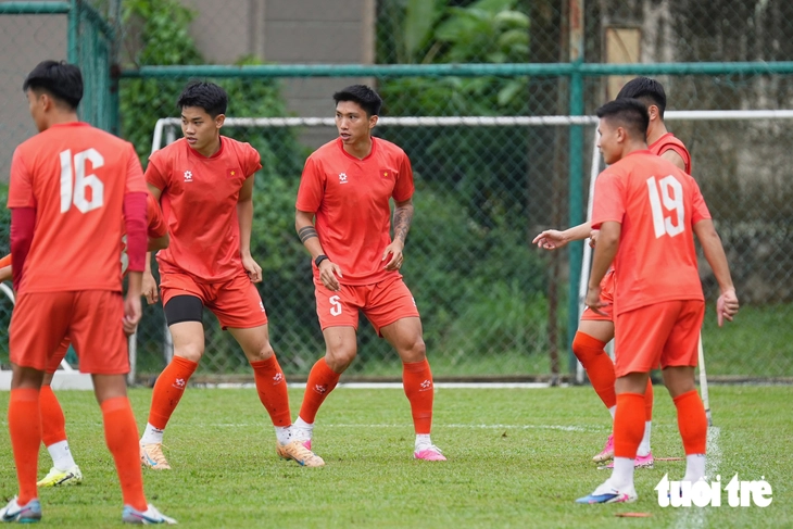 Đội tuyển Việt Nam khẩn trương làm quen mặt cỏ lá gừng ở Malaysia - Ảnh 3.