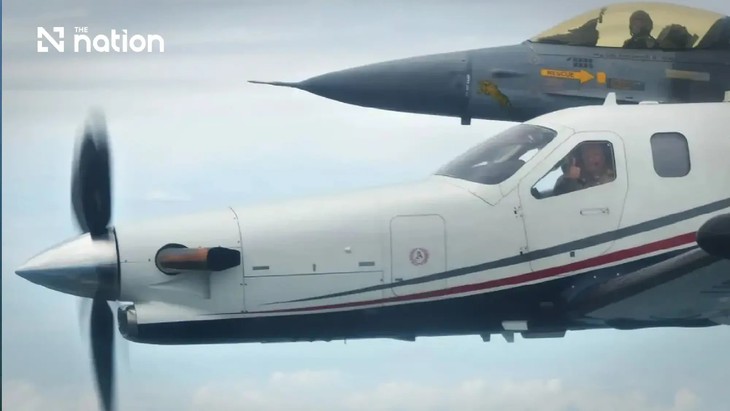 Thủ tướng Anutin tự lái máy bay đến căn cứ không quân, được 3 chiếc F-16 hộ tống hạ cánh - Ảnh 1.