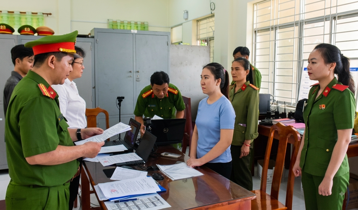 Khởi tố người phụ nữ bị tố lừa hơn 14,7 tỉ đồng với chiêu vay tiền đáo hạn ngân hàng - Ảnh 1.